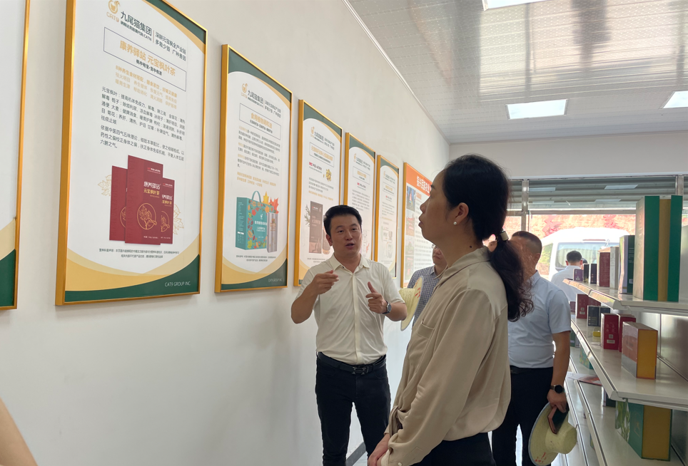 荣昌区委副书记代理区长一行参观元宝枫基地.png