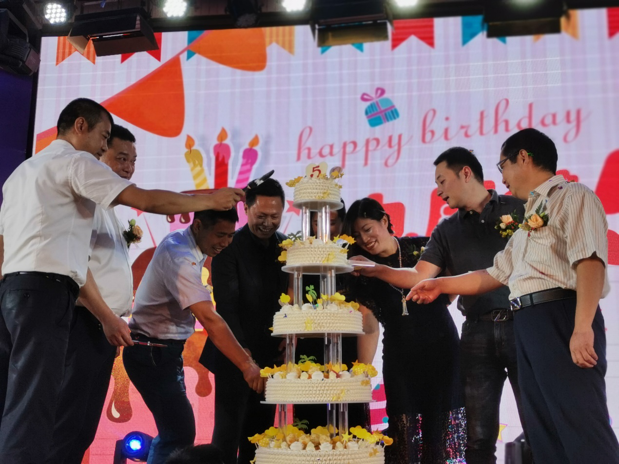 共同祝贺九尾猫集团五年庆典